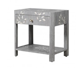 Luxusní vintage noční stolek Liora z mangového dřeva s intarzií bone inlay v šedo-bílé barvě se zásuvkou a policí 62 cm