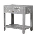 Luxusní vintage noční stolek Liora z mangového dřeva s intarzií bone inlay v šedo-bílé barvě se zásuvkou a policí 62 cm