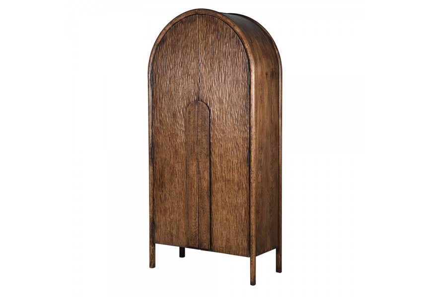 Luxusní art deco dvoudveřová skříň Pierot z masivního recyklovaného dřeva v hnědé barvě s vintage povrchovou úpravou s policemi na štíhlých nožičkách s obloukem ve vrchní části a geometrickou dlouhou úchytkou