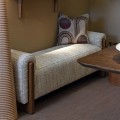 Luxusní retro lavice Adnan s bočními opěrkami s hnědou dřevěnou konstrukcí a béžovým melírovaným potahem 150 cm