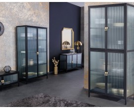 Moderní industriální černá obývací sestava Industria Durante s žebrovaným sklem a kovovou konstrukcí na nožičkách se zlatými úchyty v artdeco stylu as úložným prostorem