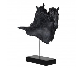 Designov&aacute; socha Gerant v podobě dvou hlav kon&iacute; v čern&eacute; barvě se vzhledem kamene s podstavou v obd&eacute;ln&iacute;kov&eacute;m tvaru