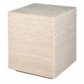 Designový mramorový stolek Cube Travertino v krémovém odstínu s travertinovým vzorem a kamennou strukturou ve tvaru kvádru s nízkou podstavou