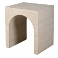 Moderní mramorový příruční stolek Cube Travertino s obloukovým designem v krémové barvě 52 cm