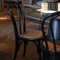 Vintage ratanová jídelní židle Noir Bentwood s černým lakovaným rámem bez bočních opěrek 91 cm Vintage ratanová jídelní židle Noir Bentwood s černým lakovaným rámem bez bočních opěrek 91 cm