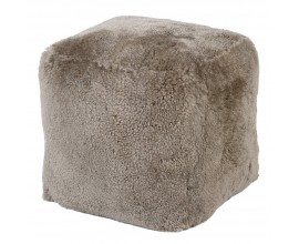 Luxusní taburetka Kaisa ve čtvercovém tvaru v hnědé taupě barvě s krátkým vlasem z pravé ovčí kožešiny v glamour stylu