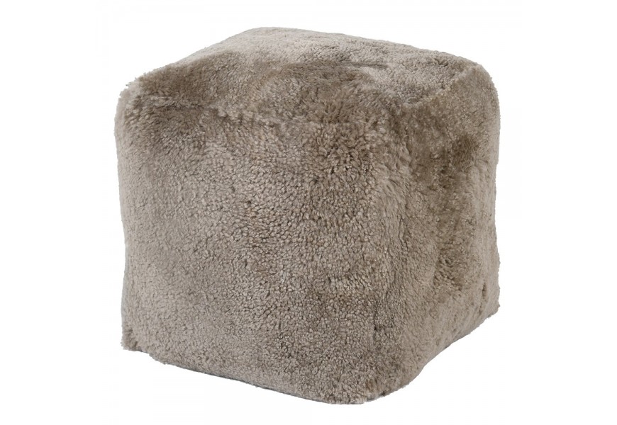 Luxusní taburetka Kaisa ve čtvercovém tvaru v hnědé taupě barvě s krátkým vlasem z pravé ovčí kožešiny v glamour stylu