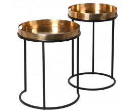 Designová art deco sada dvou kovových příručních stolků Bassete s kulatými vrchními deskami s vyvýšeným okrajem ve tvaru podnosu ve zlaté barvě s černou podstavou s možností zasunutí