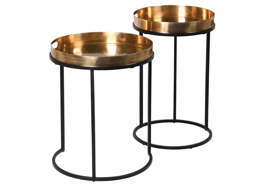Designová art deco sada dvou kovových příručních stolků Bassete s kulatými vrchními deskami s vyvýšeným okrajem ve tvaru podnosu ve zlaté barvě s černou podstavou s možností zasunutí Designová art deco sada dvou kovových příručních stolků Bassete s kulatými vrchními deskami s vyvýšeným okrajem ve tvaru podnosu ve zlaté barvě s černou podstavou s možností zasunutí