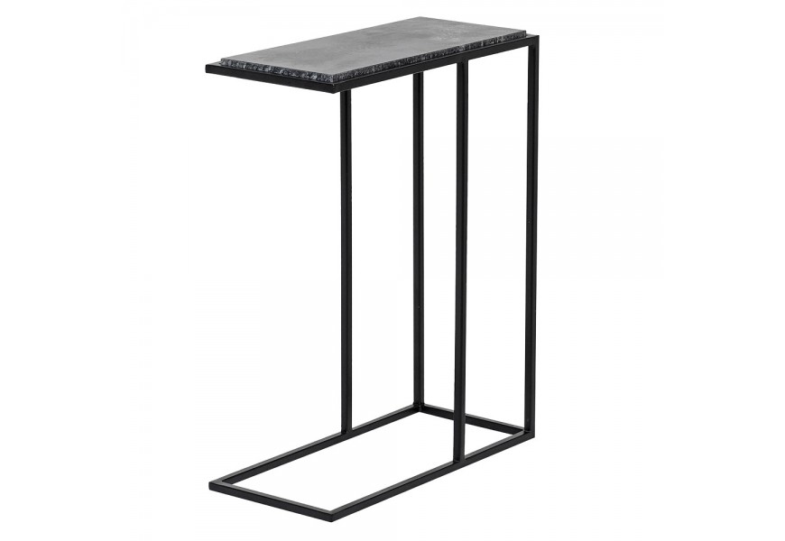 Moderní industriální obdélníkový příruční stolek Nashik s černou kovovou konstrukcí s nožičkami na jedné straně s vrchní deskou z mramoru v černé barvě s šedou kresbou