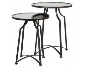 Dizajnová zrkadlová vintage sada dvoch príručných stolíkov Liven s okrúhlymi vrchnými doskami so štyrmi prehnutými nožičkami s priečkou v tvare x z kovu v čiernej farbe so zlatou patinou s matným povrchom