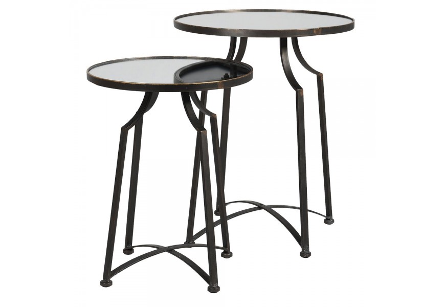 Dizajnová zrkadlová vintage sada dvoch príručných stolíkov Liven s okrúhlymi vrchnými doskami so štyrmi prehnutými nožičkami s priečkou v tvare x z kovu v čiernej farbe so zlatou patinou s matným povrchom Dizajnová zrkadlová vintage sada dvoch príručných stolíkov Liven s okrúhlymi vrchnými doskami so štyrmi prehnutými nožičkami s priečkou v tvare x z kovu v čiernej farbe so zlatou patinou s matným povrchom