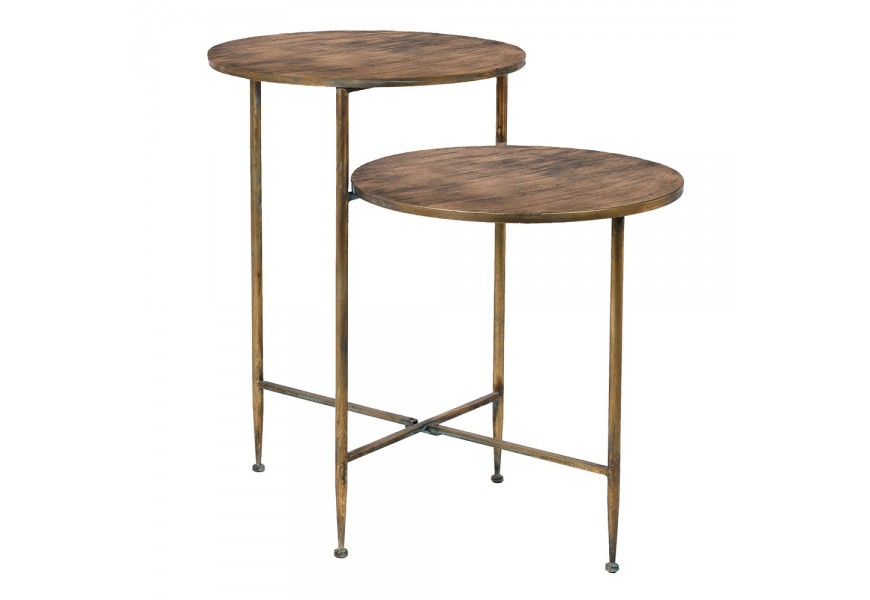 Vintage kulatý měděný dvouúrovňový příruční stolek Orvella se čtyřmi nožičkami spojenými příčkou ve tvaru X ze železa s povrchovou dry-wash úpravou s patinovými detaily