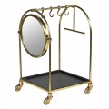 Glamour zaoblený věšák na kolečkách Arcondo z kovu ve zlaté barvě s kulatým zrcadlem se čtyřmi háčky se čtvercovou spodní policí se čtyřmi kolečky
