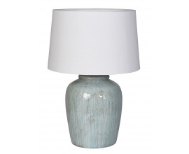 Designová keramická stolní lampa Zippy a nohou ve světle modré barvě se zelenou patinou a lesklou glazurou s bílým válcovitým stínítkem s rozšířenou spodní částí