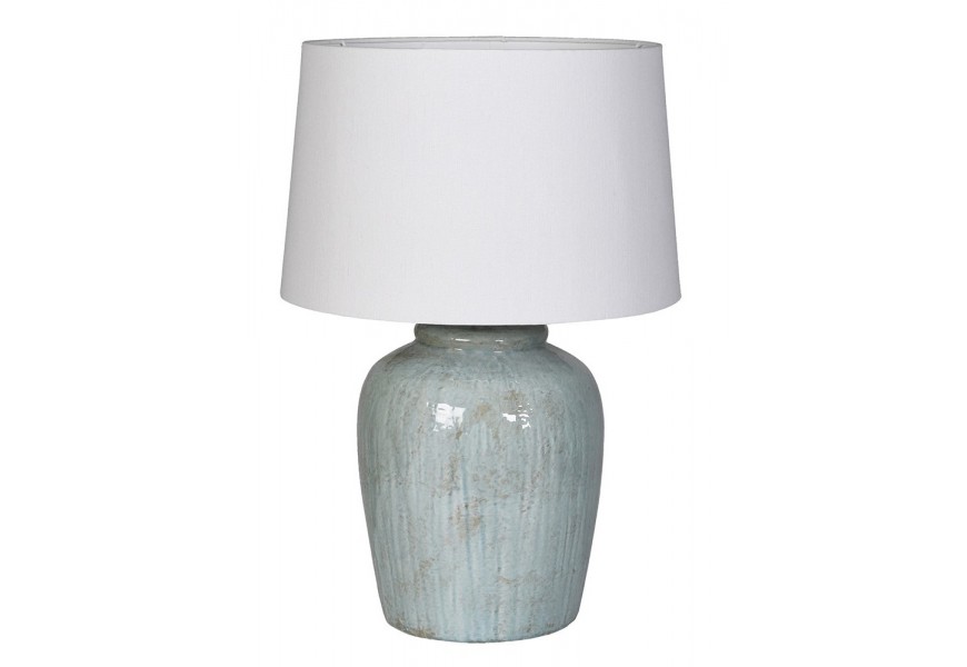 Designová keramická stolní lampa Zippy a nohou ve světle modré barvě se zelenou patinou a lesklou glazurou s bílým válcovitým stínítkem s rozšířenou spodní částí Designová keramická stolní lampa Zippy a nohou ve světle modré barvě se zelenou patinou a lesklou glazurou s bílým válcovitým stínítkem s rozšířenou spodní částí