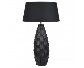 Moderní designová stolní lampa Coalwood v černé barvě s vyřezávanou podstavou s geometrickým vzorem ze dřeva 90 cm
