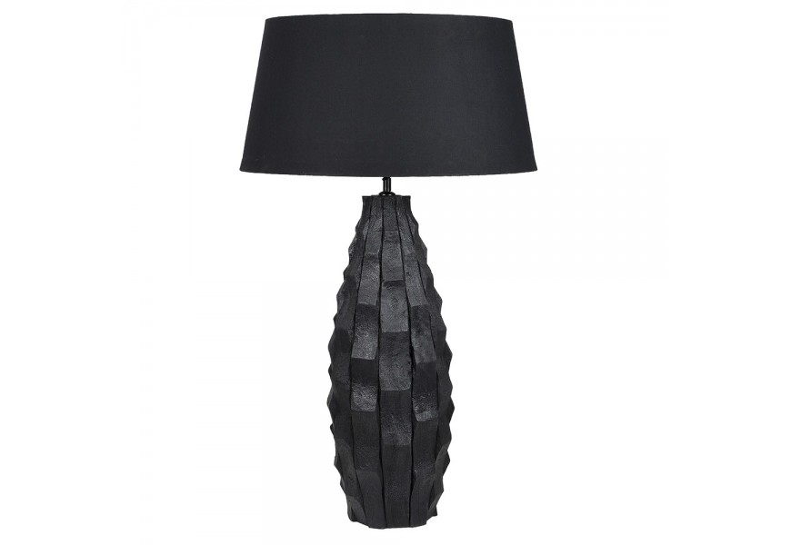 Moderní černá stolní lampa Coalwood s masivní dřevěnou nohou ve tvaru nahoře zúženého válce s reliéfním vyřezáváním a kulatým dole rozšířeným stínítkem ze lnu Moderní černá stolní lampa Coalwood s masivní dřevěnou nohou ve tvaru nahoře zúženého válce s reliéfním vyřezáváním a kulatým dole rozšířeným stínítkem ze lnu