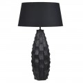 Moderní černá stolní lampa Coalwood s masivní dřevěnou nohou ve tvaru nahoře zúženého válce s reliéfním vyřezáváním a kulatým dole rozšířeným stínítkem ze lnu Moderní černá stolní lampa Coalwood s masivní dřevěnou nohou ve tvaru nahoře zúženého válce s reliéfním vyřezáváním a kulatým dole rozšířeným stínítkem ze lnu