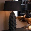 Moderní designová stolní lampa Coalwood v černé barvě s vyřezávanou podstavou s geometrickým vzorem ze dřeva 90 cm Moderní designová stolní lampa Coalwood v černé barvě s vyřezávanou podstavou s geometrickým vzorem ze dřeva 90 cm