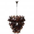 Luxusní designový skleněný lustr Autumn se stínítkem složeným z hnědých prohnutých poloprůhledných listů na lesklé chromové konstrukci se závěsným řetězem Luxusní designový skleněný lustr Autumn se stínítkem složeným z hnědých prohnutých poloprůhledných listů na lesklé chromové konstrukci se závěsným řetězem