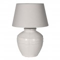 Provensálská keramická bílá stolní lampa Corynth s mohutnou kulatou podstavou s minimalistickým plastickým zdobením a glazurou s vysokým leskem s kónickým stínítkem ze lnu Provensálská keramická bílá stolní lampa Corynth s mohutnou kulatou podstavou s minimalistickým plastickým zdobením a glazurou s vysokým leskem s kónickým stínítkem ze lnu