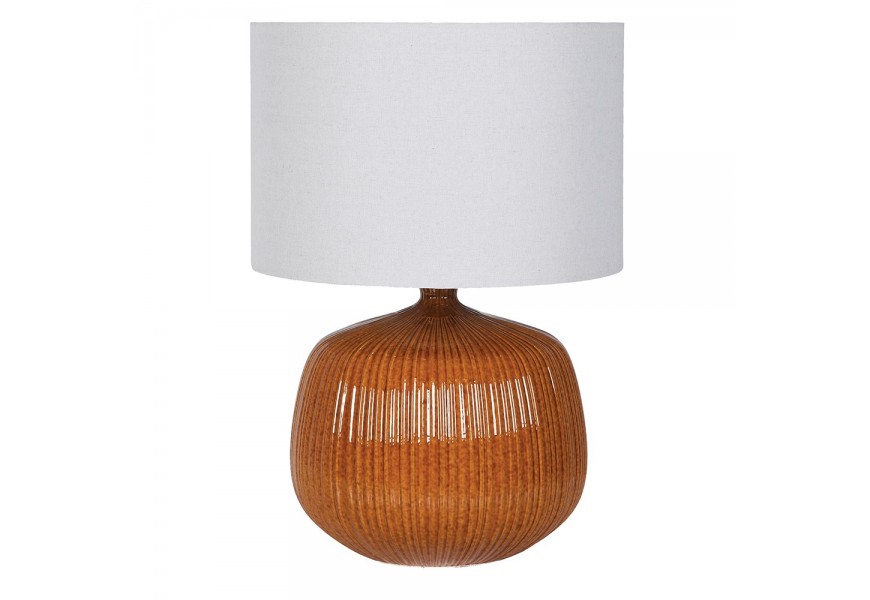 Designová moderní stolní lampa Luffy s válcovitým stínítkem ze lněné textilie v bílé barvě s přírodní strukturou s kulatou podstavou z keramiky v karamelové hnědé barvě s reliéfním vertikálním zdobením a lesklou glazurou