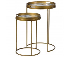 Art deco mramorová sada dvou příručních stolků Maori s vrchní deskou ve tvaru kulatého podnosu s vyvýšeným okrajem a deskou s bílým mramorovým designem s konstrukcí z kovu ve zlaté barvě