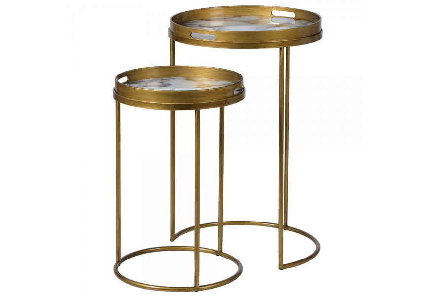 Art deco mramorová sada dvou příručních stolků Maori s vrchní deskou ve tvaru kulatého podnosu s vyvýšeným okrajem a deskou s bílým mramorovým designem s konstrukcí z kovu ve zlaté barvě Art deco mramorová sada dvou příručních stolků Maori s vrchní deskou ve tvaru kulatého podnosu s vyvýšeným okrajem a deskou s bílým mramorovým designem s konstrukcí z kovu ve zlaté barvě