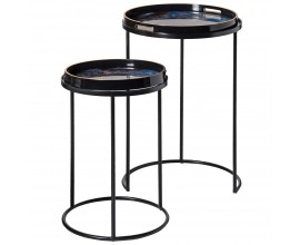 Designová mramorová sada příručních stolků Maori s kulatými vrchními deskami ve tvaru černých lesklých podnosů se zlatým lemováním a dno s designem mramoru s expresivní kresbou v modrých odstínech s černými kovovými podstavami