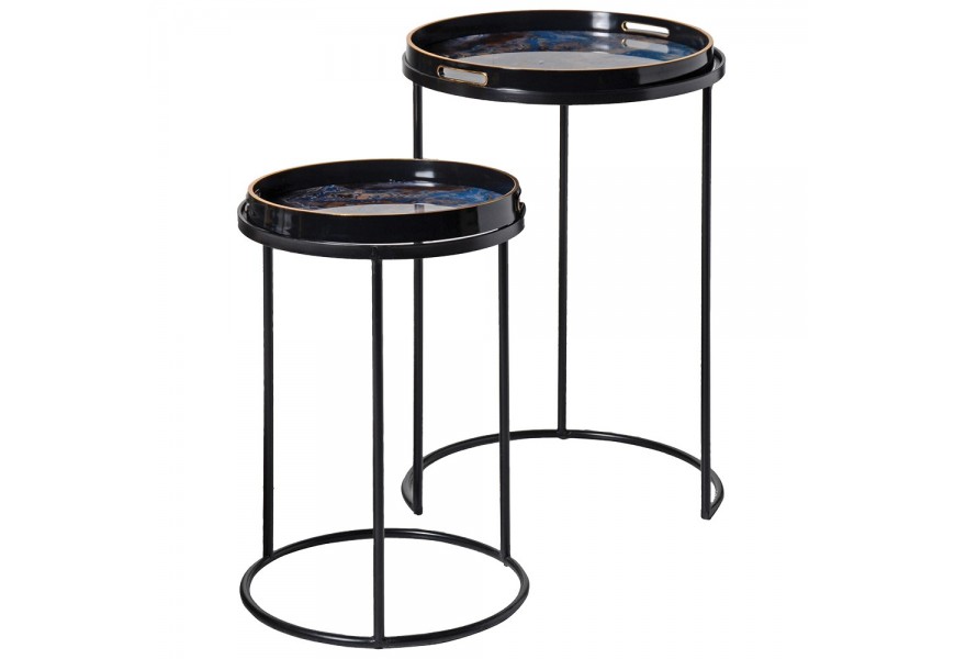 Designová mramorová sada příručních stolků Maori s kulatými vrchními deskami ve tvaru černých lesklých podnosů se zlatým lemováním a dno s designem mramoru s expresivní kresbou v modrých odstínech s černými kovovými podstavami Designová mramorová sada příručních stolků Maori s kulatými vrchními deskami ve tvaru černých lesklých podnosů se zlatým lemováním a dno s designem mramoru s expresivní kresbou v modrých odstínech s černými kovovými podstavami