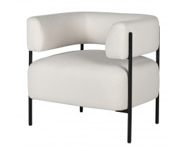 Designové moderní bílé křeslo Chevert s čalouněním a potahem z buklé látky s měkkou strukturou se vzdušnou opěrkou ve tvaru U a kovovými nohami v černé barvě s prodlouženými liniemi