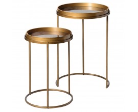 Designová vintage sada dvou příručních stolků Amritsar s kulatými deskami s designem podnosů se skleněným dnem s obrazcem starožitné mapy v hnědých odstínech s konstrukcí ve zlaté barvě