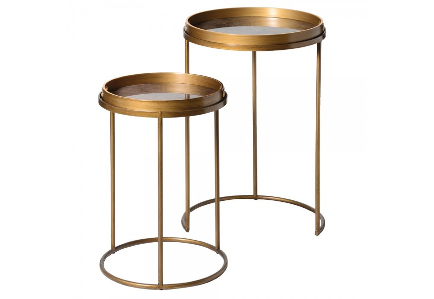 Designová vintage sada dvou příručních stolků Amritsar s kulatými deskami s designem podnosů se skleněným dnem s obrazcem starožitné mapy v hnědých odstínech s konstrukcí ve zlaté barvě Designová vintage sada dvou příručních stolků Amritsar s kulatými deskami s designem podnosů se skleněným dnem s obrazcem starožitné mapy v hnědých odstínech s konstrukcí ve zlaté barvě