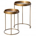 Designová vintage sada dvou příručních stolků Amritsar s kulatými deskami s designem podnosů se skleněným dnem s obrazcem starožitné mapy v hnědých odstínech s konstrukcí ve zlaté barvě Designová vintage sada dvou příručních stolků Amritsar s kulatými deskami s designem podnosů se skleněným dnem s obrazcem starožitné mapy v hnědých odstínech s konstrukcí ve zlaté barvě