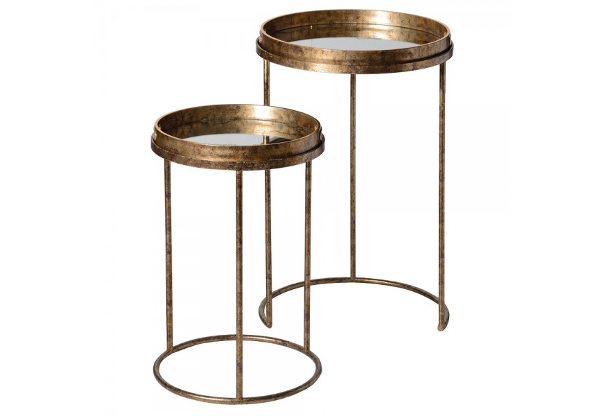 Vintage sada dvou kulatých zlatých příručních stolků Amritsar s patinovanou konstrukcí s vrchními deskami ve tvaru podnosu se zrcadlovým dnem s designovou patinou v mramorovém vzoru Vintage sada dvou kulatých zlatých příručních stolků Amritsar s patinovanou konstrukcí s vrchními deskami ve tvaru podnosu se zrcadlovým dnem s designovou patinou v mramorovém vzoru