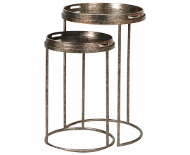 Koloniální vintage sada dvou příručních stolků Amritsar s kulatými deskami ve tvaru podnosů se zrcadlovým dnem s designem palmových listů s kovovou konstrukcí se třemi nohama v bronzovém provedení s výraznou patinou