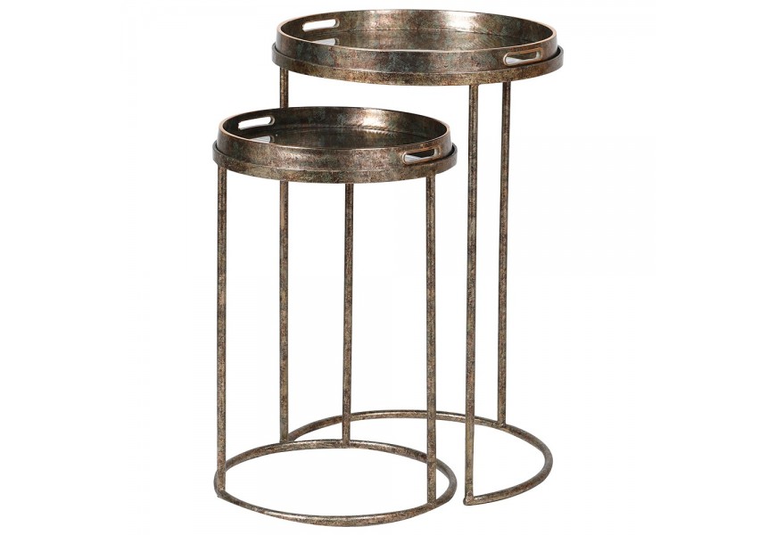 Koloniální vintage sada dvou příručních stolků Amritsar s kulatými deskami ve tvaru podnosů se zrcadlovým dnem s designem palmových listů s kovovou konstrukcí se třemi nohama v bronzovém provedení s výraznou patinou Koloniální vintage sada dvou příručních stolků Amritsar s kulatými deskami ve tvaru podnosů se zrcadlovým dnem s designem palmových listů s kovovou konstrukcí se třemi nohama v bronzovém provedení s výraznou patinou