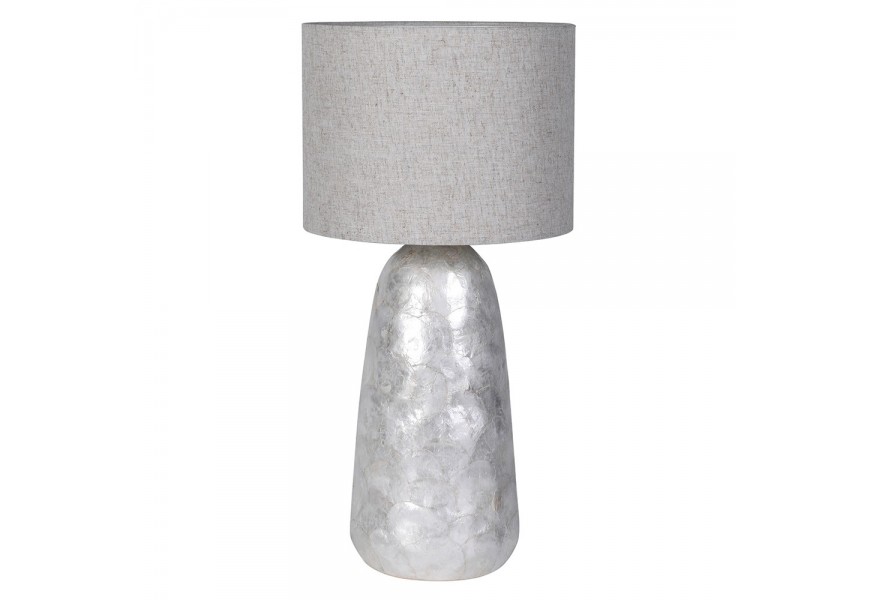 Designová noční keramická lampa Pearl Silver s oblou nohou ve stříbrné barvě a válcovým stínítkem ze lnu v šedé barvě