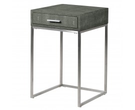 Glamour noční stolek Savoy Grey s šedým koženým povrchem se shagreenovým vzorem a stříbrnými kovovými nožičkami se zásuvkami s kovovou úchytkou