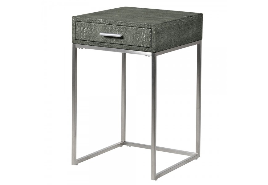 Glamour noční stolek Savoy Grey s šedým koženým povrchem se shagreenovým vzorem a stříbrnými kovovými nožičkami se zásuvkami s kovovou úchytkou