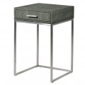 Glamour noční stolek Savoy Grey s šedým koženým povrchem se shagreenovým vzorem a stříbrnými kovovými nožičkami se zásuvkami s kovovou úchytkou