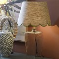 Designová skleněná stolní lampa Bella Verde s béžovým lněným stínítkem a zeleným lemováním 68 cm