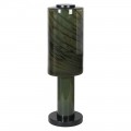 Moderní skleněná noční lampa Spiral ve válcovém tvaru v tmavě zelené barvě se spirálami s kovovou podstavou v kulatém tvaru s mramorovým vzorem