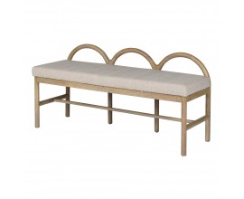 Luxusn&iacute; modern&iacute; designov&aacute; lavice Akari s obd&eacute;ln&iacute;kov&yacute;m sed&aacute;tkem s potahem se strukturovan&eacute; kr&eacute;mov&eacute; lněn&eacute; textilie s konstrukc&iacute; z mangov&eacute;ho a d&yacute;hovan&eacute;ho dřeva ve světle hněd&eacute; barvě s n&iacute;zkou opěrkou se třemi oh&yacute;ban&yacute;mi oblouky