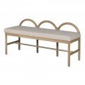 Luxusní moderní designová lavice Akari s obdélníkovým sedátkem s potahem se strukturované krémové lněné textilie s konstrukcí z mangového a dýhovaného dřeva ve světle hnědé barvě s nízkou opěrkou se třemi ohýbanými oblouky