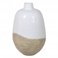 Luxusní designová velká váza Ello s oválným širokým tělem a úzkým nízkým hrdlem z terakoty v bílé barvě s asymetrickou linií a béžovou spodní částí