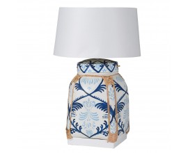 Designová bambusová stolní lampa Anura s kulatým bílým lněným stínítkem a čtyřhrannou podstavou bílé barvy s hnědými detaily a tmavým a modrým ručně malovaným florálním vzorem