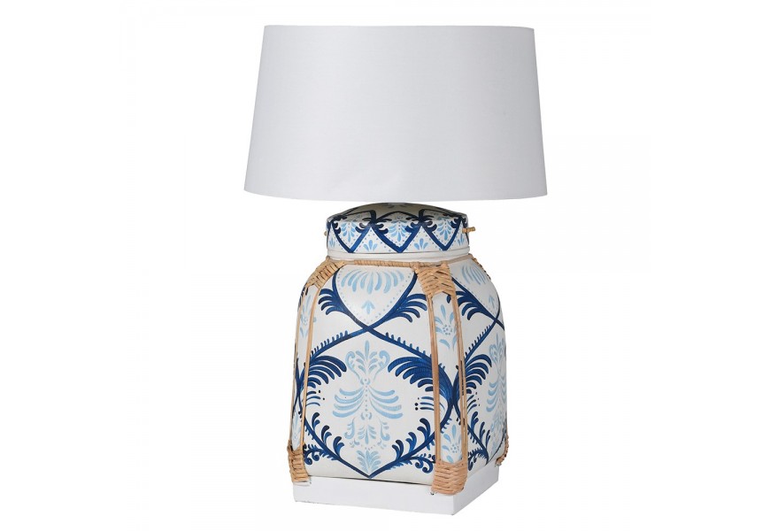 Designová bambusová stolní lampa Anura s kulatým bílým lněným stínítkem a čtyřhrannou podstavou bílé barvy s hnědými detaily a tmavým a modrým ručně malovaným florálním vzorem