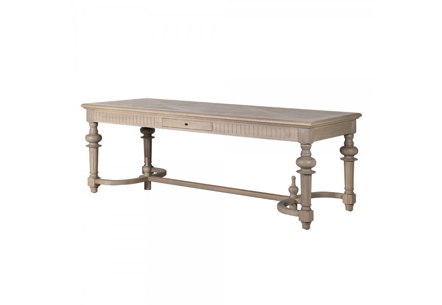 Luxusní venkovský vintage jídelní stůl Lilibet s obdélníkovou vrchní deskou se zásuvkou s bohatě vyřezávanými nožičkami s designem soustruženého dřeva s půlkruhovými spojnicemi z masivního jilmového dřeva ve světle hnědé krémové barvě